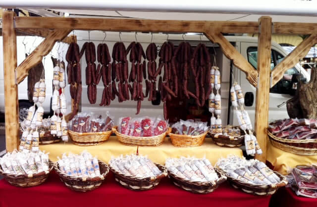 Südtiroler Speck auf Wochenmärkten in Südtirol
